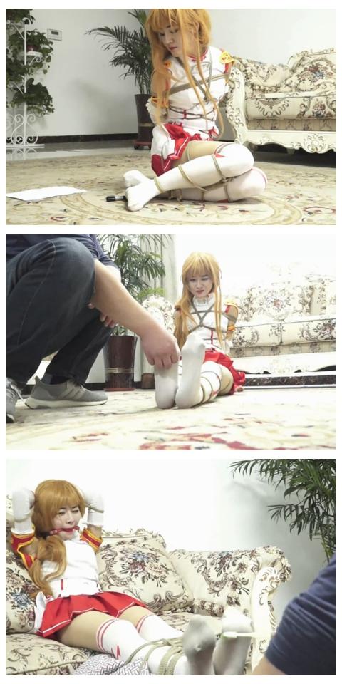 【cosplay剧情】TK 亚丝娜 点击链接进入我的所有视频<br>https://www.smlsml.xyz/video_list.php?uid=52067<br><br>落入不法分子手中的亚丝娜，<br>竟然被强迫完成极其无理的要求。<br>在被捆绑的状态下，和敌人玩“你画我猜”？<br>不能发出声音，手脚被捆住的亚丝娜，如何完成这一巨大的挑战？<br>敬请期待……<br>…………<br>你以为这就结束了？<br>开玩笑~重头戏是在后面~<br>“挑战失败”的亚丝娜不得不接收敌人的惩罚~<br>羞耻的调教让你一饱眼福~<br>超长时间的TK等待着她<br>新年大放送~三十分钟剧情片等你收藏<br><br><br>