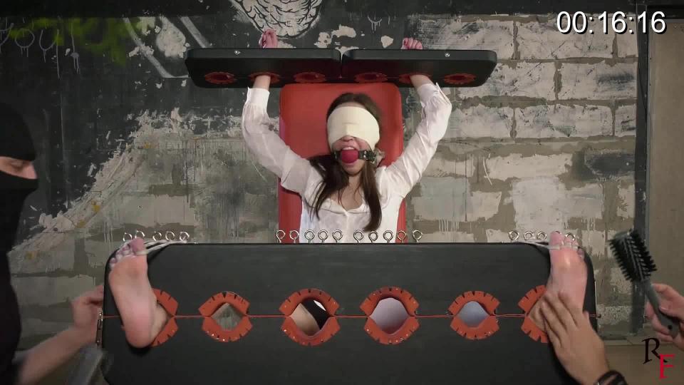 RussianFetish - Long tickling procedure for Home girl in stocks. Tickling with four hands <span style='color:#b0b0b0;'>[隐藏文字，购买后可见]</span><br>堵嘴蒙眼挠脚心