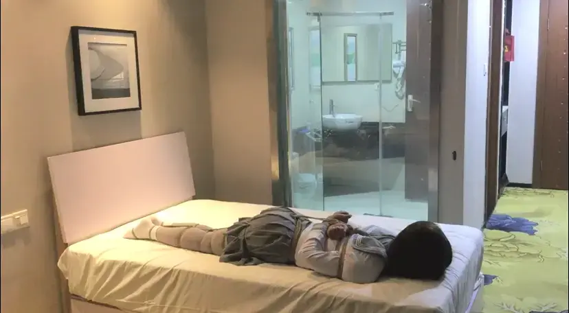 【伪娘诺诺】当水手服遇上日式 水手服 研究绑法 马具口球 tk 放置<br>听说水手服和日式小高手更配噢，于是这次诺诺就尝试了一下~确实挺好看的，可惜过年长了好多肉，后面得加油减减肥啦。视频里一共绑了两次日式，第一次手臂处的绳子勒的太紧很快就解开了，但还是在手臂留下了很深的印记。第二次调整了松紧度，并且把手吊高，看起来也比第一次更美观。首次尝试了马具式的口球，感觉嘛，虽然可能有点丑，但是比普通口球的拘束感要强得多，戴上后再绑成驷马，只能保持抬头的姿势，在这种情况被tk，真的是绝望到想哭呢。最后还被放置了一段时间，解开的时候也差不多到了极限了。<br>也有一段时间没发视频啦，依旧是堵嘴后的部分采取原声，希望大家喜欢，欢迎大家私信交流哦~