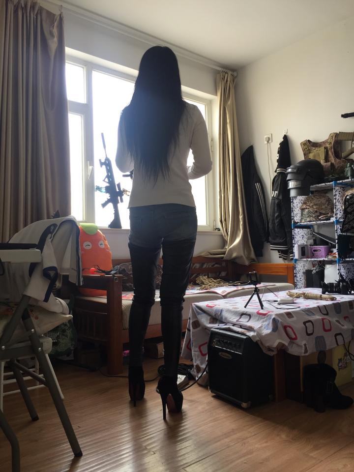 [老一] This Young Woman’s Fourth Bondage Session An adult young woman experiences her fourth bondage session and gagging.