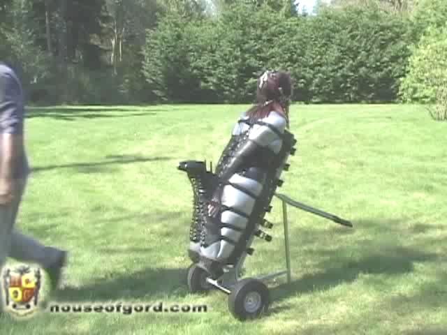 Joelle and the Cunt Caddy houseofgord站视频Joelle and the Cunt Caddy<br><br>Gord enjoys a walk in the garden with pre-packed Joelle on her Cunt Caddy.<br><br><span style='color:#b0b0b0;'>[隐藏文字，购买后可见]</span>