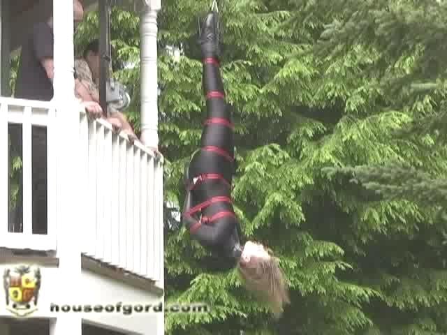 Cocconed and Hoisted houseofgord站视频Cocconed and Hoisted<br><br>Charlotte gets the 'hang-um-high' treatment on her last trip over as Mike and I work on a joint shoot.<br><br><span style='color:#b0b0b0;'>[隐藏文字，购买后可见]</span>
