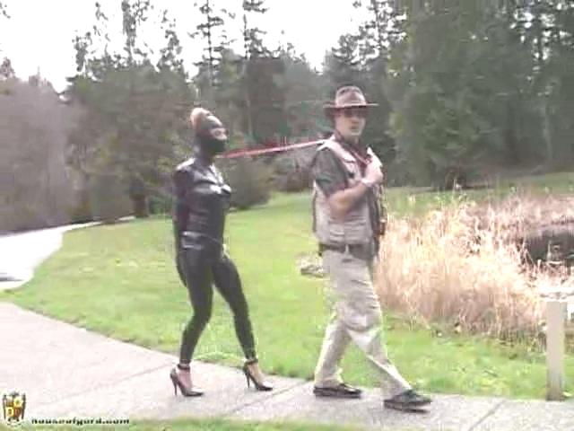 Kali Kane arrives at the House houseofgord站视频Kali Kane arrives at the House<br><br>Hooded, gagged, strapped tightly into a leather body harness and leashed and armsheathed, Kali Kane discovers just what being a Gord Doll is all about<br><br><span style='color:#b0b0b0;'>[隐藏文字，购买后可见]</span>
