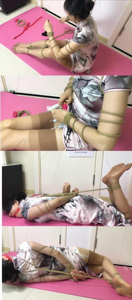 【旋律受虐记19】一个人在家下集——绝望中的[手动滑稽]（旗袍，复古吊带丝袜，五花四马自缚演示，足兆弓单安置，旖旎的挣扎外加淫靡的呻吟演艺通向天堂的乐章） 下集来了，这里给大家演示一种非常容易的自缚但是。。。跟本解不开！好孩子不要学！好孩子不要学！好孩子不要学！<br>前8分钟为自缚后程~不喜欢的同学可以直接跳过，后20分钟为干货！<br>绑好后，打找[手动滑稽]的开关。。。恩是的。。自缚么，其实都是自己骗自己，想解开就解开，所以一开始没进入状态。<br>挣扎了一小会，感觉没意思了 想换个绑法的时候，发现。。。怎么挣扎都挣扎不开了。这下可好，马上就进入状态了，口水开始疯狂外泄，[不可描述]来的越来越强烈，挣扎的幅度也变大了，叫声也越来越动听。[手动滑稽]也一个接着一个的到来（感觉有叠加的时候）。<br>结局是：一本满足！<br>另有原味丝袜出售，产量不高，预购从速哈~~<br><br>诚招哈市绳模，咨询、定拍QQ：3516138223 微信：xl-i-xf（（只接受健康定拍，不约拍！）<br><br>注意：百度盘为了防止被和谐所以压缩成RAR的。观众请下载后解压。<br>本人更多精彩视频地址：https://www.smlin8.com/video_list.php?uid=900521
