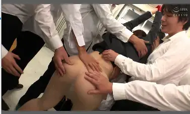 新任女教師 大浦真奈美 マシンバイブ調教×催淫三角木馬×危険日中出し15連発 そのすべてで潮！潮！潮！ 34 新任女教师成为过度调教的饵食的系列第34弹。美巨乳的新任女教师大浦真奈美，被男同学们盯上拘束调教，玩弄侵犯。<br>番号：<span style='color:#b0b0b0;'>[隐藏文字，购买后可见]</span>