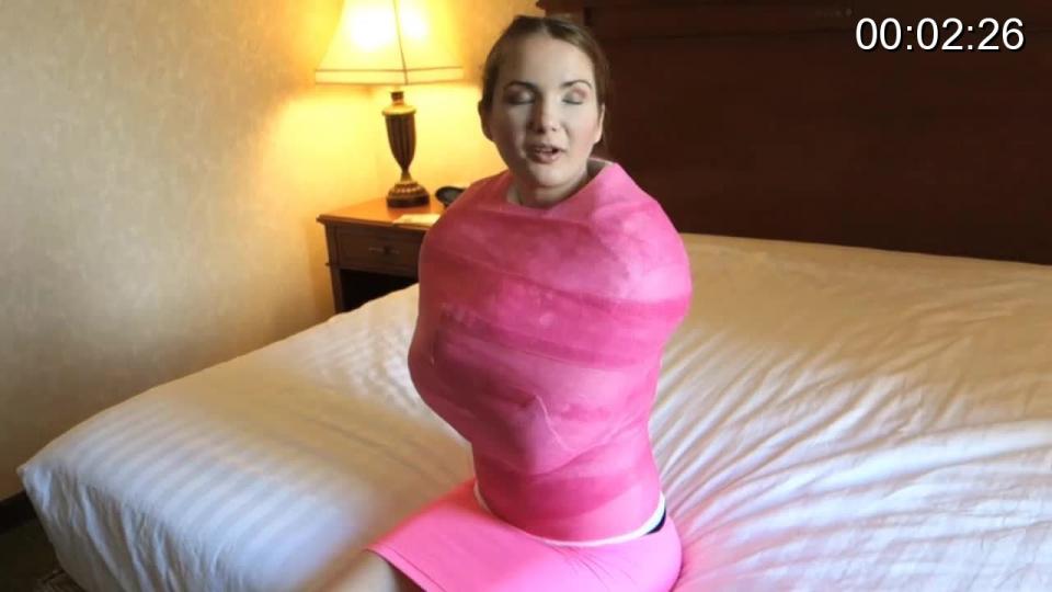 Jessica‘s Pink Straightjacket and pointed DSLCs 杰西卡在宾馆，被石膏绷带束缚双手，尝试用脚来开电视等。后来脚踝也被石膏全包，无法站立。摄影工作室：CAST FETISH，<span style='color:#b0b0b0;'>[隐藏文字，购买后可见]</span>