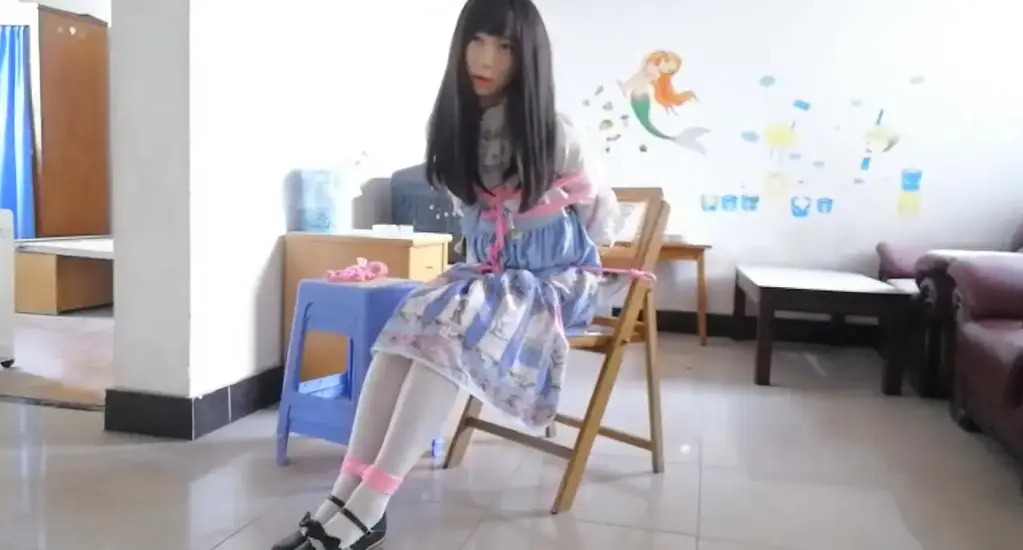 伪娘白丝捆绑挣扎 洛丽塔风格裙子白丝捆绑，个人很喜欢的一条裙子，绑在沙发和椅子上加震动棒挣扎，再吊缚挣扎。<br><br>强调，是男孩子，不喜勿买