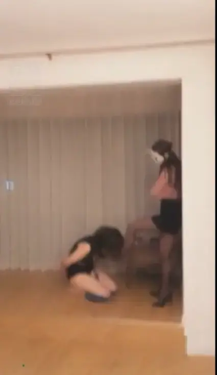 精彩语言极限羞辱卑微骚母狗  精彩语言极限羞辱卑微骚母狗 <br><br>妆主大人作品<br><br>描述：#国产首发# 62分钟 妆主大人 精彩语言极限羞辱卑微骚母狗