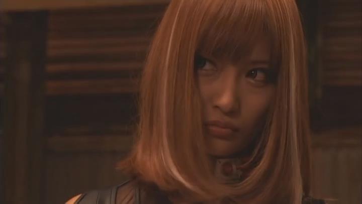 アイアンガール 钢铁少女<br>主    演 明日花绮罗，秋山莉奈，栩原乐人，古原靖久，虎牙光揮，城戸裕次<br>导    演 长岭正俊 编    剧 長嶺正俊<br>被非法集团支配的村子里，出现了一个拥有超越人类身体能力极限，全身武装着金属装甲的钢铁女孩。她为了寻找自己丧失的记忆和过去而踏上旅途。由于村中的古老文书中有类似“铁的救世主将拯救村庄于危难之中”，村人都相信钢铁女孩使他们的救星。然而，在战斗中，真相渐渐浮出水面。<br><span style='color:#b0b0b0;'>[隐藏文字，购买后可见]</span>