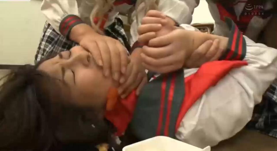 ゲロスカいじめ学級2 番号:<span style='color:#b0b0b0;'>[隐藏文字，购买后可见]</span><br>发行日期2019-03-25<br>时长120 分钟<br>截取20分<br>导演ばば★ザ★ばびぃ  <br>制作商 オペラ  <br>发行 OPERA  <br>分类 高中女生凌辱粪便呕吐	<br>出演 橋野愛琉 佐川はるみ 綾瀬もも乃 矢吹奏 	<br>
