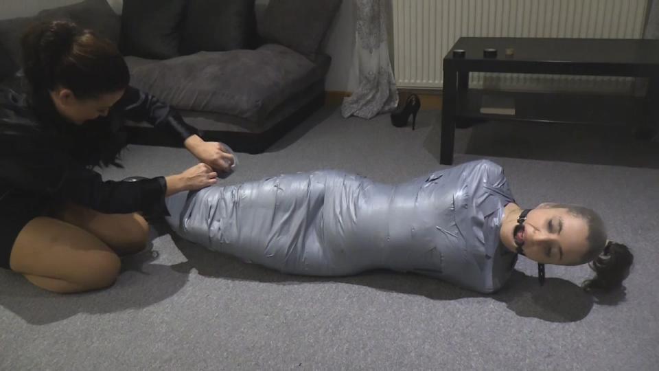 All taped up Born to be Bound站视频All taped up<br><br>English cutie Little Red Girl gets into a pantyhose outfit and then I tape her up. She is a willing victim, first ballgagged and then a stocking cap with a ring gag. She walks around all taped up and then gets to the floor and rolls around for a while before I decide to hogtape her, tightly…that does not last to long but I just snip it off and remove the ring gag and she writhes around a bit sub spacey for a bit.<br><br><span style='color:#b0b0b0;'>[隐藏文字，购买后可见]</span>