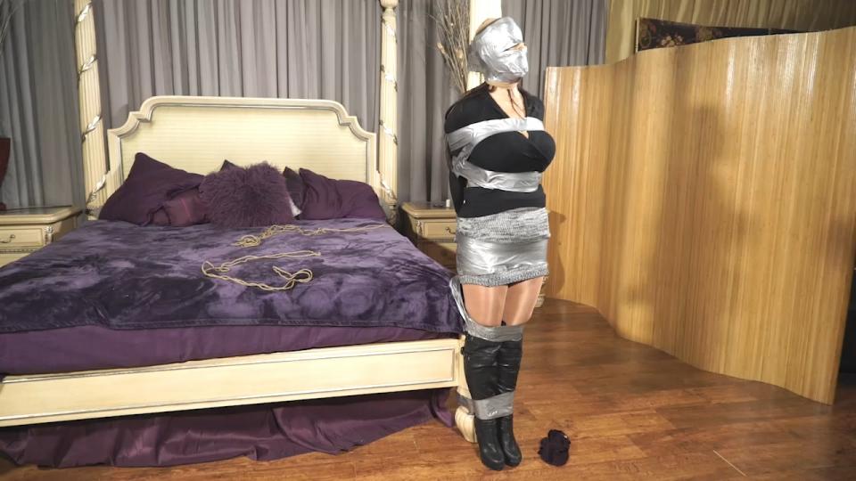 The nosy reporter seeks revenge Born to be Bound站视频The nosy reporter seeks revenge<br><br>Reporter Dakkota Gray is getting some revenge on a woman that tortured her some time ago. She has been hogtied and gagged on the bed in a sweater, sweater skirt, glossy hose and boots. Dakkota comes back and stands her up against the post, she tries to hop away but it is a futile struggle…Dakkota tapes her body to the post, wraps her hands in tape and removes her gag, just to stuff her mouth again. Her head is covered with pantyhose and duct tape goes over her eyes and mouth. What does she have in mind next??<br><br><span style='color:#b0b0b0;'>[隐藏文字，购买后可见]</span>