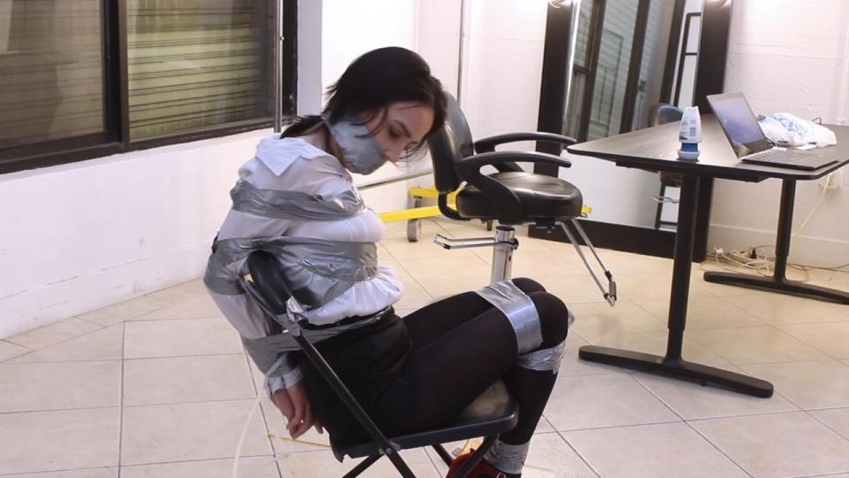 Secretary finds her boss is a criminal, she ends up tied up and gagged! Starring Lola Anderson (MP4  Secretary finds her boss is a criminal, she ends up tied up and gagged! Starring Lola Anderson (MP4 FORMAT)<br><br>From: Hollyrope<br><br>Lola Anderson is a young secretary, she is barely 22 years old and is her first time working for an important CEO. That's why when she accidentally finds out her boss is into some illegal business, she doesn't know what to do and tells this to one of the security guys, thinking this guy will help her, but instead the security guy takes her to a room where he ties Lola up to a chair! He was well aware of the CEO illegal business, so Lola will have to stay there until they decide what to do with her! Lola is tightly tied with duct tape, and over the duct tape she is tied with zip ties, so there's absolutely no way to break free. Also her legs are tied with duct tape and zip ties. Then her captor grabs Lola's panties and stuffs them in her mouth, and secures them with duct tape, a couple of strips first but then tape wrapped around her head! Poor Lola shouldn't have trusted him! Bondage in this video is very tight, as well as the gag, a wraparound tape gag with stuffed mouth. Also, this video includes first person view, filmed with a GoPro!<br><br><span style='color:#b0b0b0;'>[隐藏文字，购买后可见]</span>