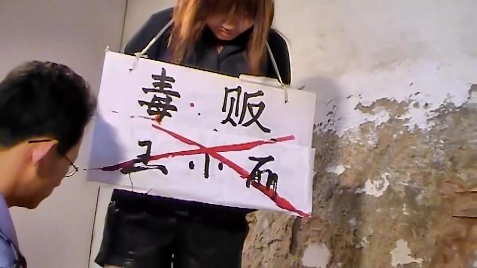 [Qilu Studio] Hunting The Drug Dealer Pt. 2 ©Qilu Studio<br><br>Summary:<br><br>After the last successful mission, the policewoman was promoted, and asked to participate into the next project, which the investigation team has received some tips from an anonymously party that there will be another drug trade in the location only a few blocks away from the last trade, although it is hard to track where those claims are coming from, the investigation team is willing to get the policewoman to investigate further, with some extra protections..<br>