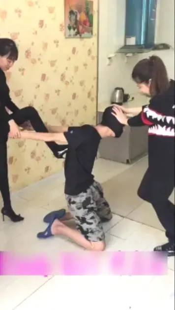 两位美女主暴脾气调教M男美脚丫 两位美女主暴脾气调教M男美脚丫<br><br>终点站血腥女孩作品<br><br>描述;两位美女主暴脾气调教M男美脚丫,丝袜美脚超诱惑调教