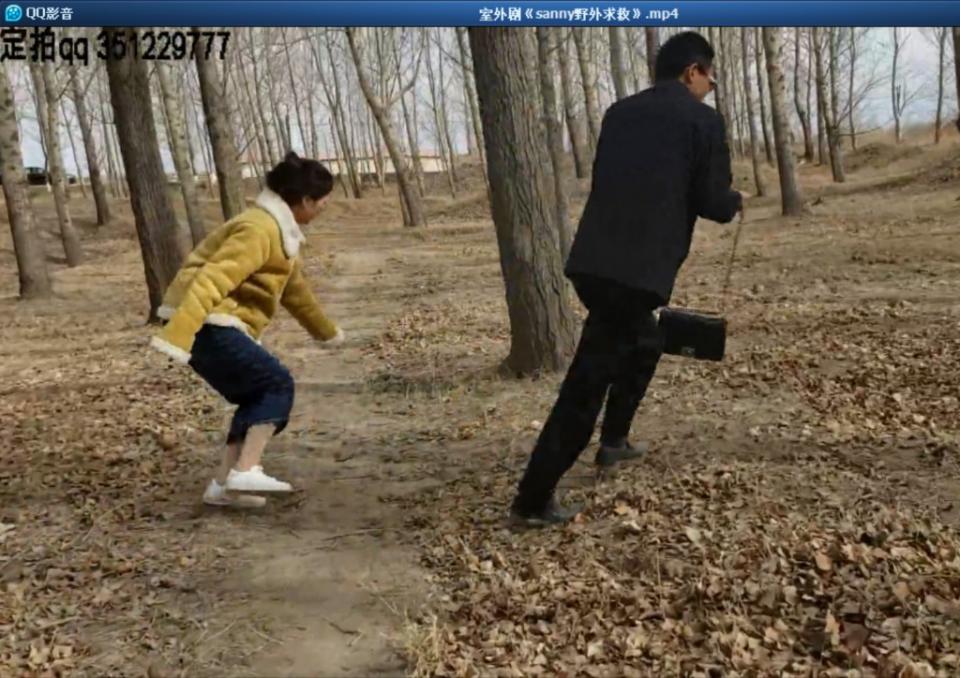 室外剧《sanny野外求救》 片长15分钟，1080p全高清拍摄。故事大概《我叫sanny，是一名大四学生，清明节和同学出去春游的时候掉队了，把自己留在了荒郊野外，眼看就要天黑了，心急如焚的我又急又怕，可就在此时，一个黑影一闪而过，一个黑衣人把我的包抢跑了，然后我就什么都不知道了....等我醒来的时候，发现自己手脚被捆，脖子非常痛，潜意识告诉我，我遇到抢劫了....这时候已经是下午5点多了，马上就要天黑了，我多次尝试挣脱绳索，但都无济于事，因为劫匪把我的手反绑，而且非常非常紧，我只好一蹦一跳的寻找走出树林的路，我到底摔倒了多少次连自己都不记得了，终于到了路边，看到了一辆黑色轿车停在那里，我的希望来了，我连忙去用反绑的手敲车窗，又费力的打开了车门上了车....然而让我彻底崩溃绝望的是，车上的男人只说了一句话，“小妹妹，你终于上了我的车”....他就是那个劫匪，于是他开车拉着我扬长而去....未完待续....》