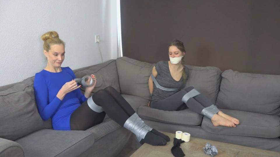 Ariel Anderssen &amp; Violet Haze - Tape Bondage after Jogging Restricting Ropes站视频Ariel Anderssen & Violet Haze - Tape Bondage after Jogging<br><br>Violet在慢跑时发现了一些胶带，于是她决定和Ariel一起玩胶带捆绑<br><br><span style='color:#b0b0b0;'>[隐藏文字，购买后可见]</span>