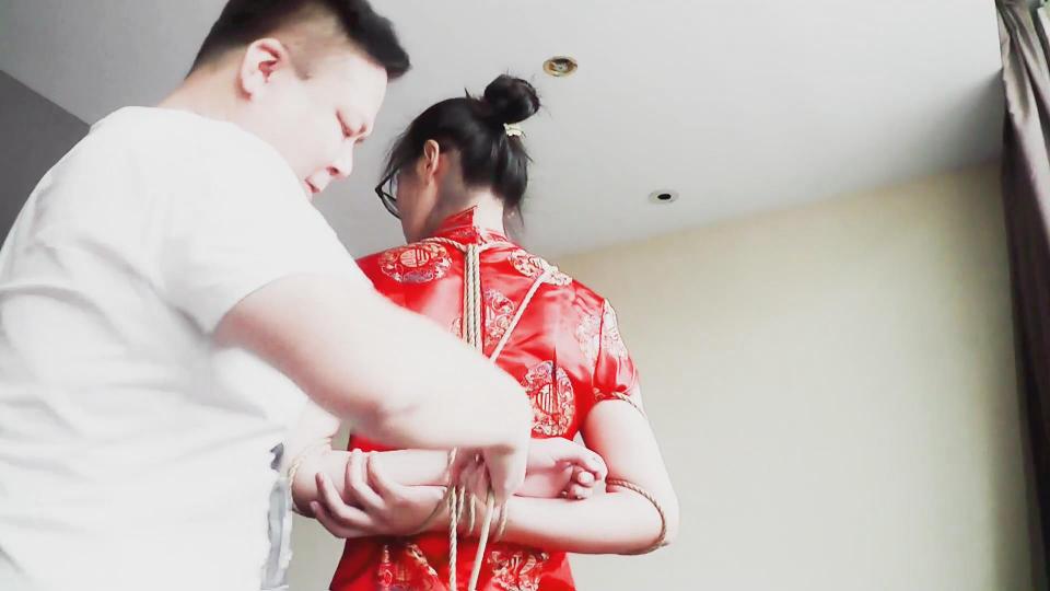 [Tianyi Studio] Ms. Wen Experiences Bondage ©Tianyi Studio<br><br>Summary:<br><br>Ms. Wen visited our studio to make some videos with us, and she will be experiencing classic bondage positions such as Chinese wuhua bondage, hogtie, suspension bondage in web stockings, cheongsam, and underclothes. We hope you will enjoy this special video that features an extra long length that we made. Stay tuned for further updates!