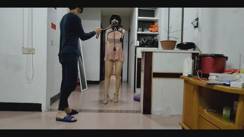 最耻辱的工具，鼻夹锁（2），鼻链控制，握在手里遛着，挂在门把手，无奈的流着口水，超高脖套只能抬头，充气口塞差点了，呜呜呜。任由s的脾气真实的调教。–––浅浅原创(欢迎定拍咨询，出各种原味衣物 最耻辱的工具，鼻夹锁（2），鼻链控制，握在手里遛着，挂在门把手，无奈的流着口水，超高脖套只能抬头，充气口塞差点了，呜呜呜。任由s的脾气真实的调教。––––--【定拍咨询】qq:773756723    微信: qian773756723   可预订各种原味内衣丝袜 