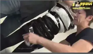强奸黑丝美女OL 美女OL在楼梯上被等她的两个男人强制拉走，胶带缠绕拘束，强奸侵犯