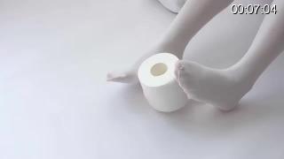 [Senlo Studio] White Stocking Girl Playing With The Toilet Paper Roll ©Senlo Studio<br><br>Product Number: X042
