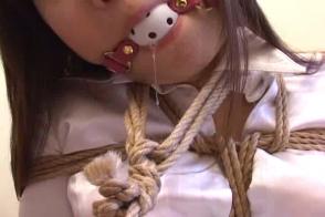 美女口球紧缚调教 日本miracle的奇迹系列，女优上身白衣，下身绿色短裙，嘴里被塞着口球，全程跳蛋紧缚调教，娇喘不止，无漏点。