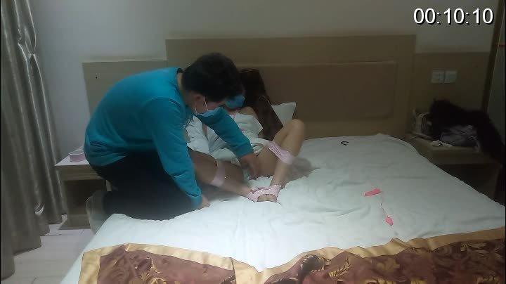 秀色可餐（第一弹）！！！ 约了一大学妹子，身材较好，缚住手脚，先是跳蛋折磨，再瘙痒TK，在妹子强烈抗议下，只得罢手，然后胶带开腿捆绑，剥掉内衣用奶油遮羞，开始了本片的重头戏——人体蛋糕盛宴！！！<br>一开始拍了五分钟发现镜头歪了，于是用重新拍了一遍瘙痒和TK部分。涂完奶油以后，和妹子开始了没羞没臊的玩耍，由于尺度实在是太大，没办法打码剪辑，只能一刀切了。。。（为了圈子的永久繁荣，我不能允许自己的片子尺度太大，望各位谅解）<br>妹子可能也是有点紧张，一遍拍摄一遍和我瞎唠，好缓解压力。不过不得不说一下，声音还是真好听<br>觉得我的视频好看有趣可以点个关注，以后会为大家带来更多的佳作。对我的视频有什么意见和建议可以留言，我会虚心接受并采纳可行的建议<span style='color:#b0b0b0;'>[隐藏文字，购买后可见]</span>