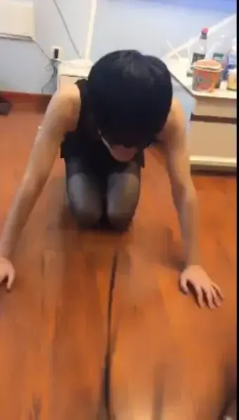 调教两只下贱纯种圈养狗奴 调教两只下贱纯种圈养狗奴<br><br>珍妮三女王作品<br><br>描述：#国产首发# 42分钟 珍妮柔三女主 调教两只下贱纯种圈养狗奴