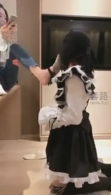 夫妻奴找刺激丈夫跪旁边看我玩老婆 夫妻奴找刺激丈夫跪旁边看我玩老婆<br><br>维依女王作品<br><br>描述：#国产首发# 48分钟 维依 夫妻奴找刺激丈夫跪旁边看我玩老婆