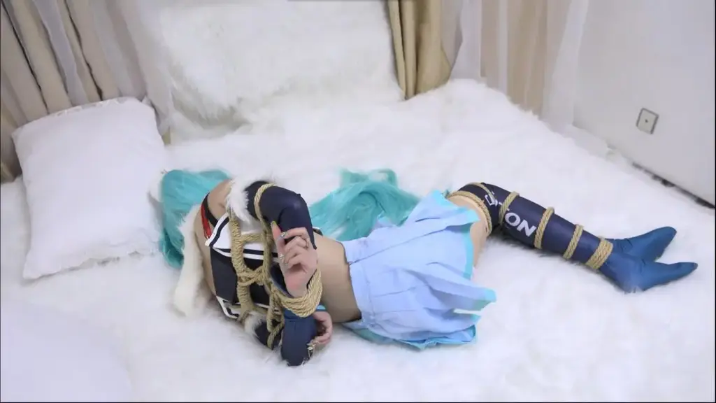 【cos类作品】2018初音赛车服 长袜美腿 挑逗你的视觉神经 2018年赛车初音出炉了。<br>拥有和初音未来官方人设极度匹配的身材。<br>158cm 41kg（初音未来42kg还胖一点~）<br>楚楚可怜的初音，被绳索捆绑，无助挣扎的模样，大家期待一下吧。<br>大量美腿，长袜，玉足的特写，满满的足控福利，屏幕记得好好擦干净哦。<br>呀~好气呀，为啥动手的不是我呢，ε=(´ο｀*)))唉