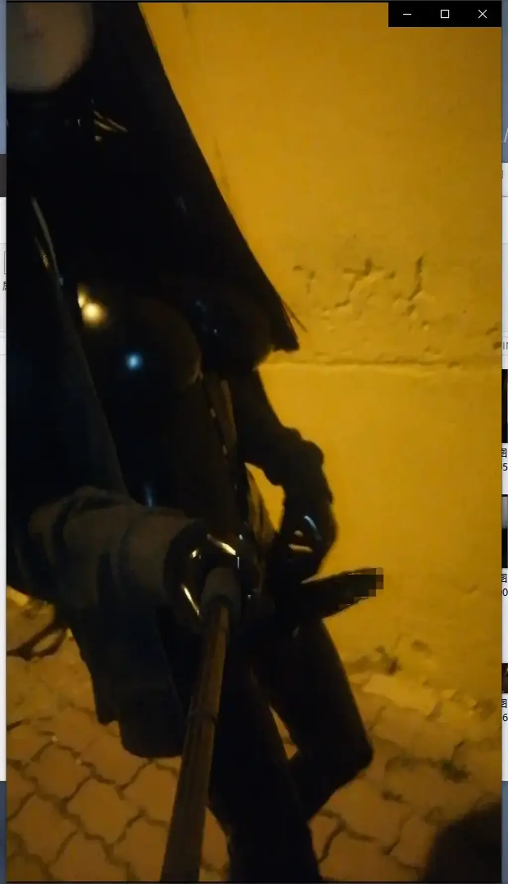 Kigurumi 胶衣露出室外散步 跳蛋的话坏掉了，我之前也应该有提到，所以呢我就弄手来解决了。这次呢原定的是一条空荡的街道，结果那条街道封路了所以我只好原路返回来到大马路上露出自O了。