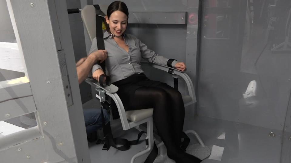 Pearl B Isolation Chair 椅子和隔离室为我们的办公室助手提供了分层的超时体验。<br>Back-to-back isolation scenes this week. Sometimes your assistant just needs a nice, long timeout in the restraint chair, inside the isolation cell.<br>The chair and the isolation chamber make for a layered time-out experience for our office helper.<br><span style='color:#b0b0b0;'>[隐藏文字，购买后可见]</span>