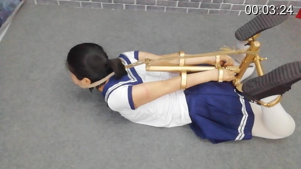 HD飞天原创：丁奇体验升级版K9驷马架，在立柱上加了一个园孔，TJ工具360度可以轾松塞入...... 丁奇来到了工作室，看到了K9驷马架和各种小玩具，非常好奇，急不可待跪求TJ，主人立即把她固定起来，挠脚心、夹拇指，更刺激的把遥控[手动滑稽]直接塞入，[手动滑稽]、电极片直开大档位，强制[手动滑稽]接连不断，大声喊叫、大声求饶受不了，在来一个最刺激的，抓着犬奴的头发赶紧给主人服务去，奴的口功夫非凡，欲知结果，请看视频......