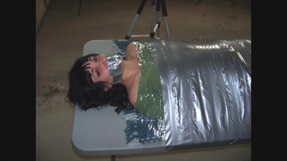 Alexia Ellis Duct Tape Mummification on a Table Bound In The Midwest站视频Alexia Ellis Duct Tape Mummification on a Table<br><br>Lexi in a 2 part series 1 is a strappado in the Garage and this fun clip Lexi has allowed me to mummify her in plastic wrap and duct tape her to a table she all the binding and joking and behind the scenes laughter and when finally Lexi can't speak anymore with a nice duct tape gag. A slide show of photos at the end of the clip.<br><br><span style='color:#b0b0b0;'>[隐藏文字，购买后可见]</span>