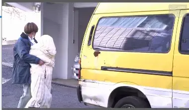 衝撃 人妻拉致監禁事件 强奸犯闯入家中强制猥亵中出人妻，强奸完之后用布条了住嘴巴，床单裹住捆绑紧，抱入车中拉到密室。然后把强奸的录像发给人妻老公观看。<br>番号：<span style='color:#b0b0b0;'>[隐藏文字，购买后可见]</span>