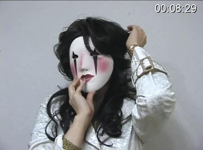 黄金咲ちひろ 仮面の告白 <span style='color:#b0b0b0;'>[隐藏文字，购买后可见]</span><br><span style='color:#b0b0b0;'>[隐藏文字，购买后可见]</span><br>仮面フェチ』の皆様お待たせいたしました。イヴォンヌ堂『仮面フェチ』シリーズ第一弾『仮面の告白』其の一が完成いたしました。七つの仮面を取替え、化粧・着替え・屋上での寛ぎ・そして屋外路上撮影。見どころ満載の『仮面フェチ』シリーズの第一弾。 ※本編中に映像と音声のずれやノイズが発生する箇所がありますが、オリジナル・マスターに起因するものです。あらかじめご了承ください。<br>出演者	黄金咲ちひろ<br>メーカー	イヴォンヌ堂<br>レーベル	イヴォンヌ堂<br>