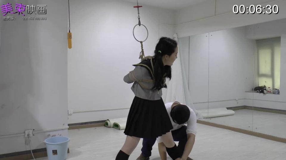 【美束映画】00后嫩模初试绳艺。肤白细腻，小萝莉的首次紧缚感受！  
