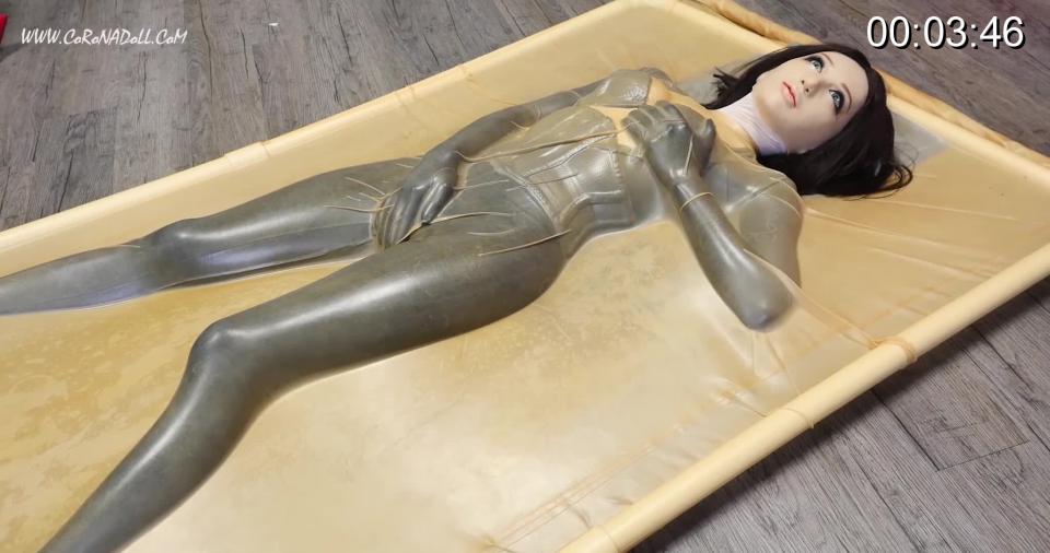 [CoronaDoll] Attempting Vacuum Bed Again ©CoronaDoll<br><br>Summary:<br><br>I tried the vacuum bed once again! Because I had a ruptured eardrum in NA034, I haven't dared to try it for a long time. Try again and it relaly felt good. The whole body was compressed. Latex is enclosed to my body. But this time the air is scarce because of the latex hood. After adding a gas mask, it made my breathe more limited... And what happened next, I couldn't really recall...