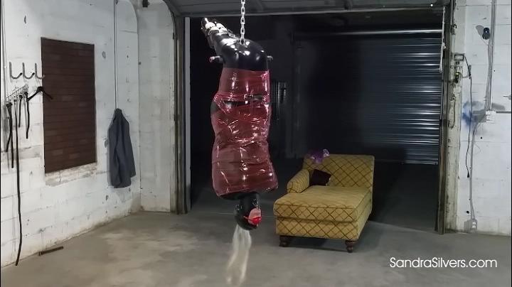 2142 Sandra Silvers Leather Custom 桑德拉在皮革上逐渐受到限制，并悬吊起来！定制束缚视频！<br>桑德拉想知道为什么除了她之外，办公室里的所有女孩都得到了晋升。 她的老板发现了她的好奇心，并让她有机会体验其他女孩在公司里所做的事情。 她在仓库里遇到他，在那里他穿着氨纶蹒跚的西装，芭蕾舞鞋跟，鼻罩，姿势领，手工活页夹，很多皮带，一个不可思议的更大的球形，然后上下悬挂 并用红色包裹木乃伊化。 在这个长达一小时的，每秒钟都能看到！<br>Sandra is progressively Restrained in Leather and Suspended upside-Down, All on screen! A Custom Bondage Video!<br>Sandra wonders why all the girls in the office have gotten a promotion except her. Her boss finds out about her curiosity and offers her a chance to experience what the other girls did to move up in the company.  She meets him in the  warehouse where he has her don a spandex hobble-suit, ballet heels, an over-the-nose hood, posture collar, hand binder, lots of straps, an impossibly larger ballgag and is then suspended up-side down and mummified with red wrap.  See every-second in this hour-long special custom production!<br><span style='color:#b0b0b0;'>[隐藏文字，购买后可见]</span>