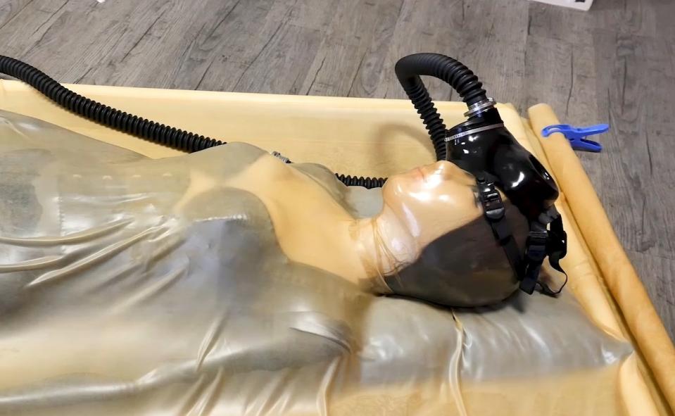 N49真空床娃娃昏迷女性面具防毒面具乳胶Hood 我再次尝试了真空床！ 因为之前的鼓膜破裂（NA034），我很长时间都不敢在尝试。<br><br>這次感觉非常好， 整个身体被压缩了， 乳胶緊緊的貼在我身上。<br>但这次使用乳胶頭罩空氣很少，我又<br>加入防毒面具后.. 让我的呼吸更困難。<br>在最后一次真空。 我感到头晕...<br>经过一段时间后我才醒来。<br>這次嚇到了我....<br>​(危險動作請勿模仿)<br>更多更新https://www.coronadoll.com/