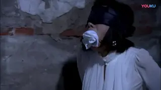 影视剧捆绑堵嘴蒙眼 承接上一步 妹子被绑架，有人来救她，可却被堵嘴不能说话，只能不停的“唔唔”的叫着，还不时用高跟鞋敲击地板发出声音 新人第四次投稿 希望多多支持