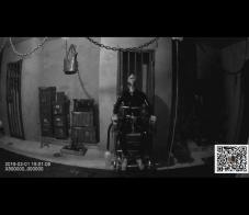 拘束椅与呼吸控制 禅狱工作室原创作品，这是一部真实记录247拘束的监控录像，体验者被拘束在可以大小便的金属椅上，接受各种呼吸控制的纪实，不可能展示24小时的全过程，截取了一部分，喜欢看细节的可以购买另一部片子，道具、细节展示的更全面！