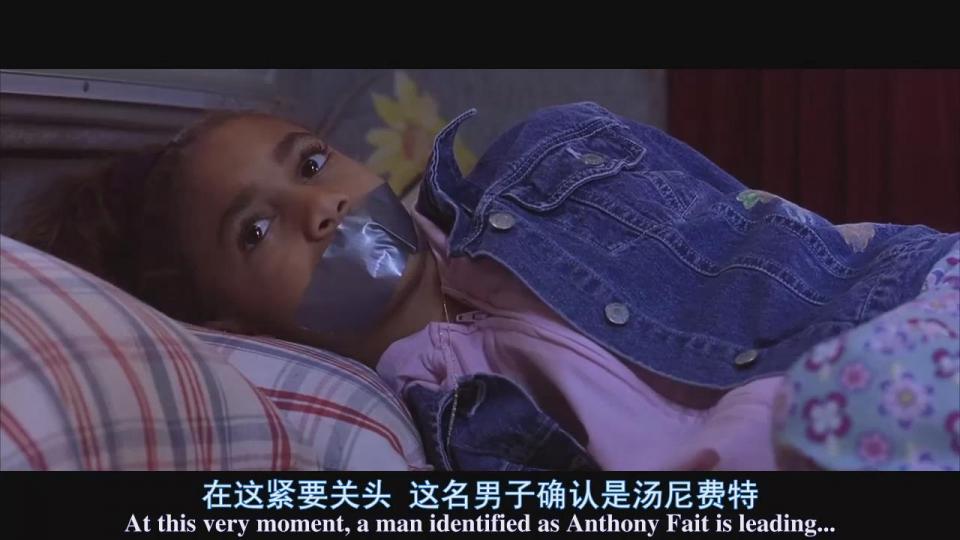 电影：致命摇篮 中文名 致命摇篮 外文名 Cradle 2 the Grave 其它译名 龙潭虎穴、同盗一击、摇篮到坟墓、出生入死 出品时间 2003年 出品公司 华纳兄弟公司 发行公司 华纳公司 制片地区 美国 拍摄日期 2002年3月11日 - 导    演 安德列·巴柯维亚 编    剧 John O'Brien 等 制片人 乔·西尔沃、苏珊·唐尼 类    型 动作 犯罪 警匪 主    演 李连杰，DMX，胡凯莉，安东尼·安德森，汤姆·阿诺德，马克·达卡斯考斯 片    长 101分钟 上映时间 2003年2月28日 分    级 USA:R 对白语言 英语，汉语普通话，韩语 色    彩 彩色 imdb编码 tt0306685<br>剧情简介编辑<br>百科图册<br>百科图册(6张)<br>黑帮老大Anthony Fait（DMX饰）领导着一批高素质的专业窃贼，他们有着自己的信条：不使用枪支，而且只对其他的犯罪者下手。他们的最新目标便是稀世之宝“黑钻石”，没想到东西到手却为Anthony Fait带来滔天大祸。<br>各方人马均都在对黑钻石虎视眈眈，Anthony Fait发现自己麻烦缠身，谈妥的买家被人谋杀，黑钻石被竞争对手盗走，而偏偏这时钻石的原主人凌（马克-达卡斯考斯饰）找上门来要求他交出东西，她绑架了Anthony Fait的女儿万妮莎作为要挟，并被告知必须用珍贵的钻石去赎回女儿。于是，这位黑帮首领只得与联邦侦探苏（李连杰饰）合作，设法救回他的女儿。正当俩人争分夺秒地去寻找那些珍贵的宝石时，却意外地拆穿了一起扩散新式战争武器的阴谋