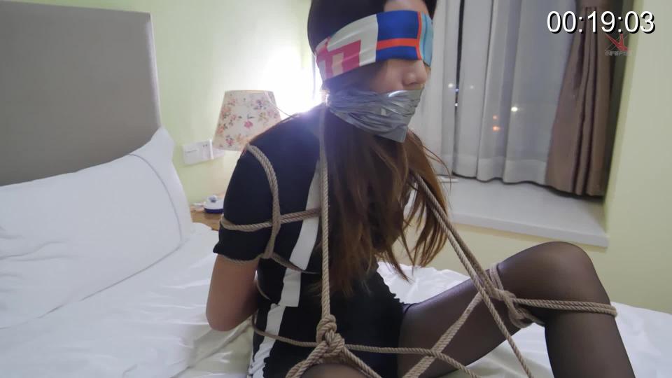小驴定制——侦探所绑架案上 女主傍上了一个富少爷，然而她最近却发现这位男朋友似乎不止她一个女人。气急败坏的她打算雇佣一位私家侦探来搜集男友的出轨证据，好敲诈他一笔。然而这位私家侦探却与富少有私交，直接将她报告给了男友，男友将计就计让侦探将女友骗来绑走......