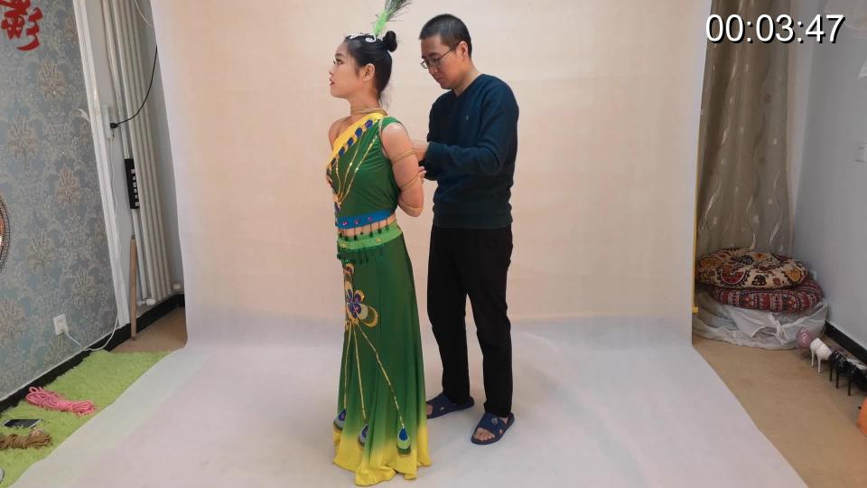 舞蹈的捆绑  With the heart to create an extremely flexible girl tied up straight arms dance