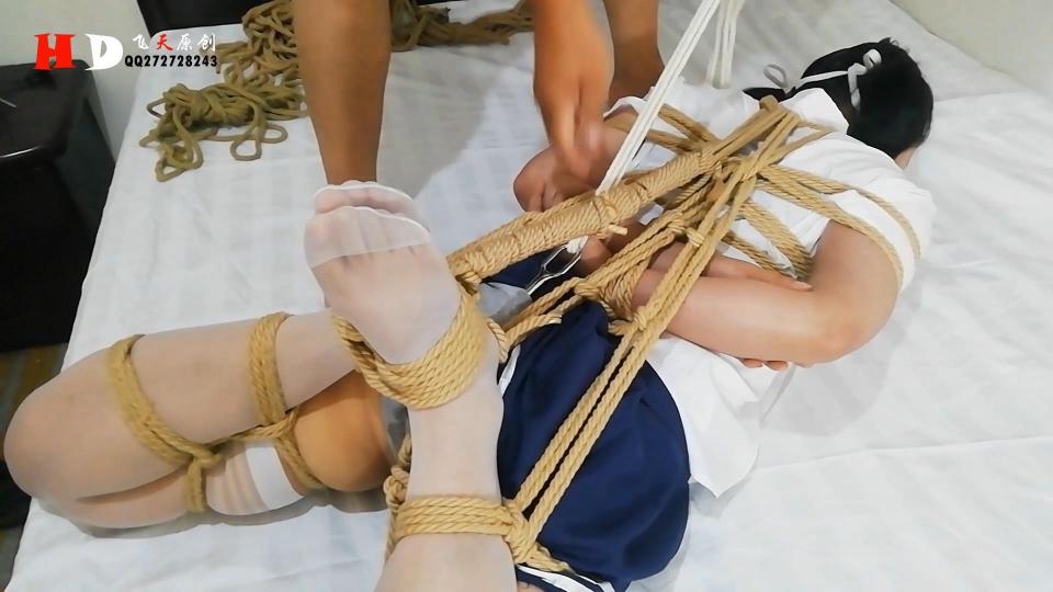 HD飞天原创：丁奇驷马全缚，我的奴，我做主，白丝、堵眼、口夹、勾勾、蛋蛋、失禁多元素...... 绳奴丁奇看到绳子和工具，迫不急待跪求绳缚及调教，肛勾[手动滑稽]，蛋蛋塞入，紧缚全身，动弹不得，口含仙物，玩的[手动滑稽]到失禁，舒服透顶，爽极了.....<br>定拍、约拍QQ272728243