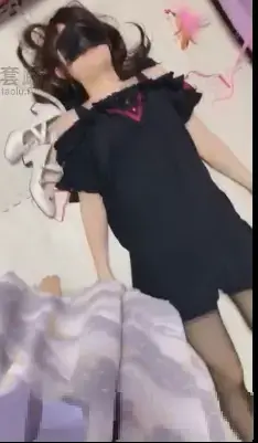 懒萌公主殿下 调教比女奴还漂亮的CD 懒萌公主殿下 调教比女奴还漂亮的CD<br>懒萌公主殿下作品<br>描述：懒萌公主殿下调教黑丝袜cd，女奴的腿比女王还要漂亮