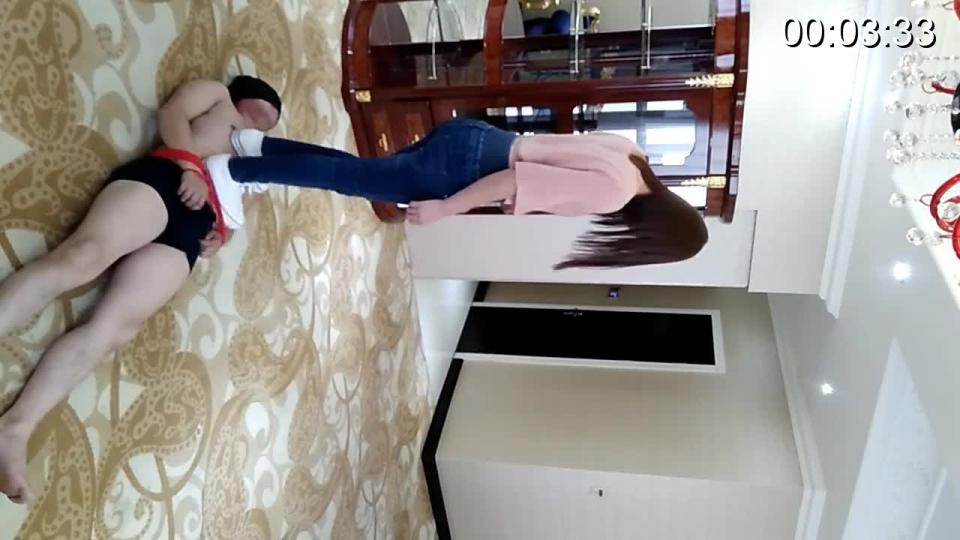 chinese trample chinese trample<br>中国足彩馆出品<br>描述:chinese trample ，白袜美女将奴隶捆绑起来用袜脚折磨