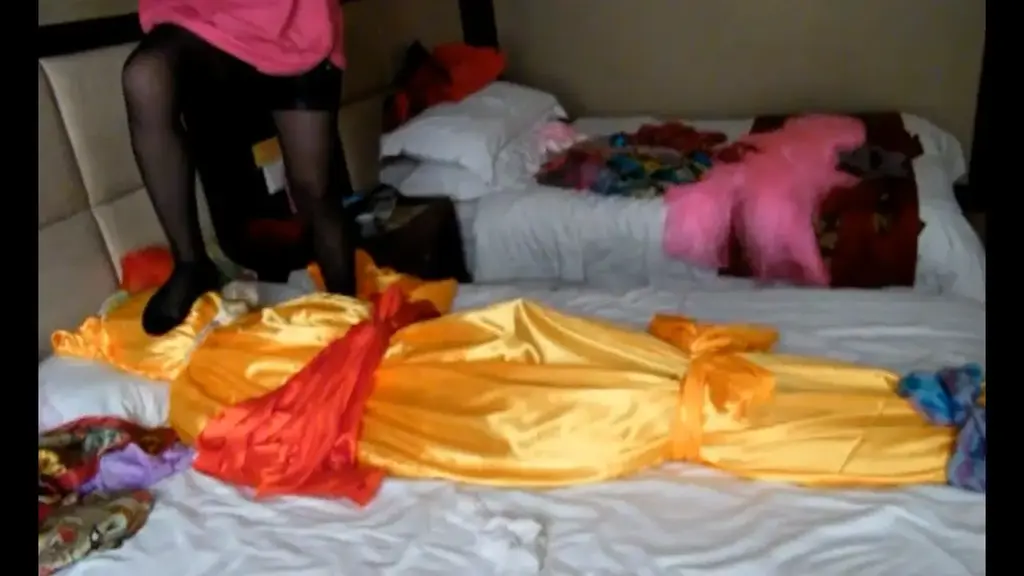 双女王棉被丝袜全包裹装袋 双女王棉被丝袜全包裹装袋<br>黑丝公主作品<br>描述：[绳艺视频]黑丝公主双女王棉被丝袜全包裹装袋丝袜美脚折磨 