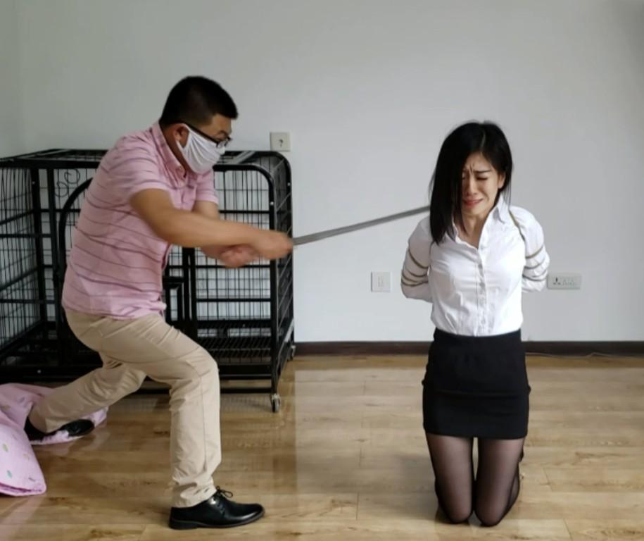 斩首女巨贪“秘书版“ 雯雯是一家上市公司高级文秘，每天接触大额资金流水，禁不住利益诱惑的她终于对公司的钱下手了.....片长12分钟，斩首类主题定拍，抓捕，审问，监禁，宣判，执行....应有尽有！喜欢斩首女犯的同好不可错过....